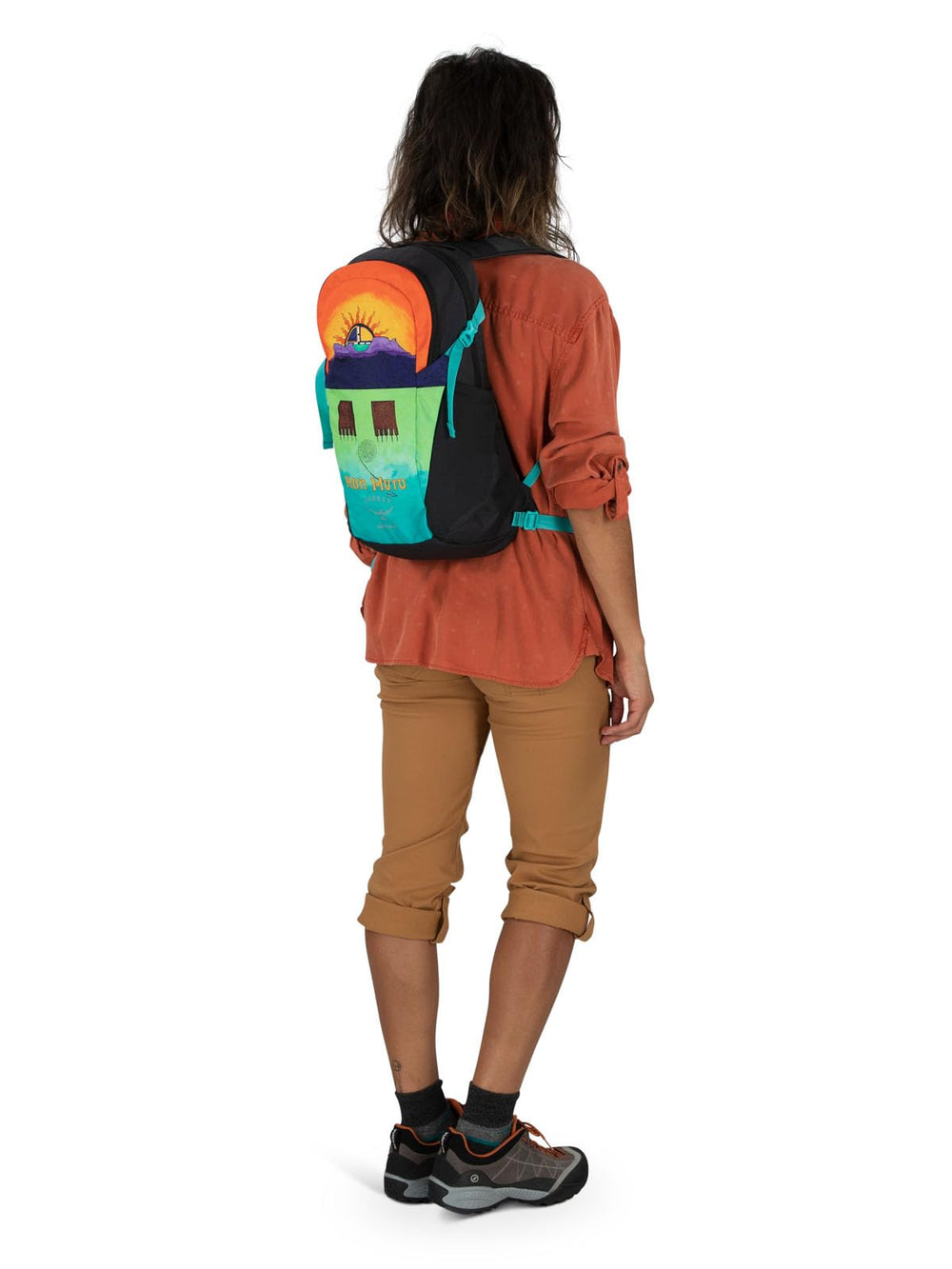 Harness grab handle doubles as a convenient luggage pass-through during trips.