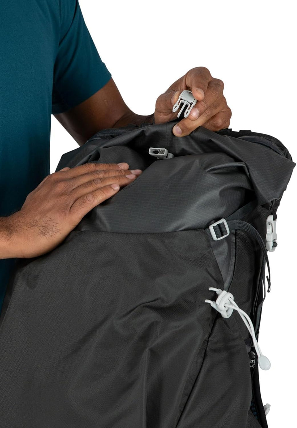 Osprey Downburst 26L compact dimensions suit day trips