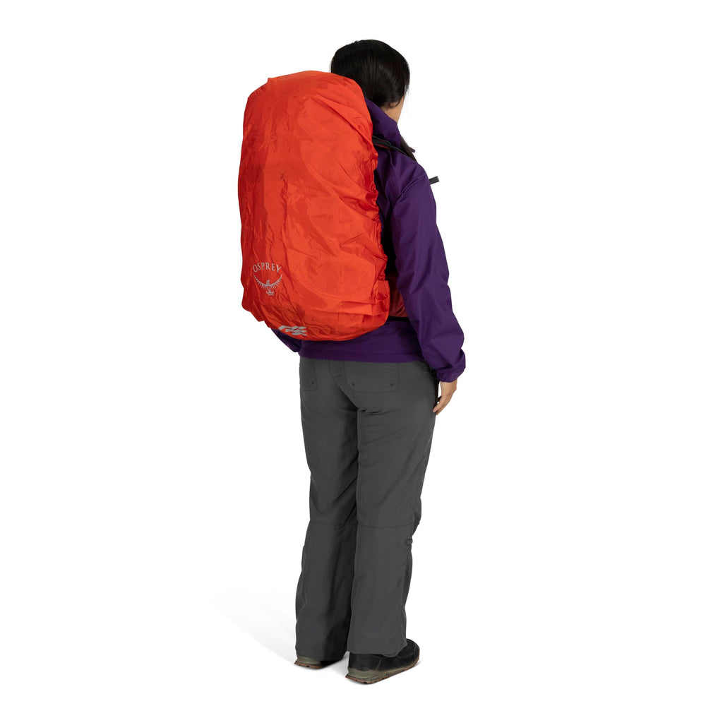Osprey Hivis raincover enhances night visibility during evening commutes.