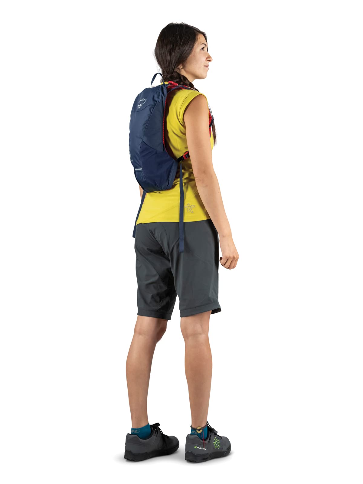Osprey Kitsuma 3L sternum strap magnetic bite valve demonstrates easy sipping