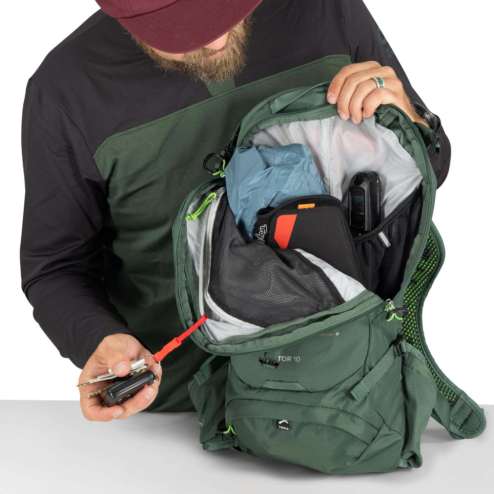 Osprey Raptor 10L sternum bite valve attachment keeps hydration valve steady