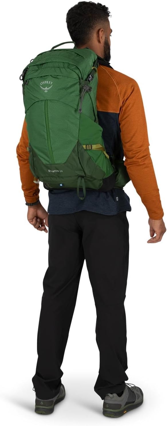 Osprey Stratos 24L main-compartment zipper detail ideal for rapid packing.