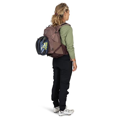 Osprey stretch mesh hipbelt pockets offer on-trail item storage