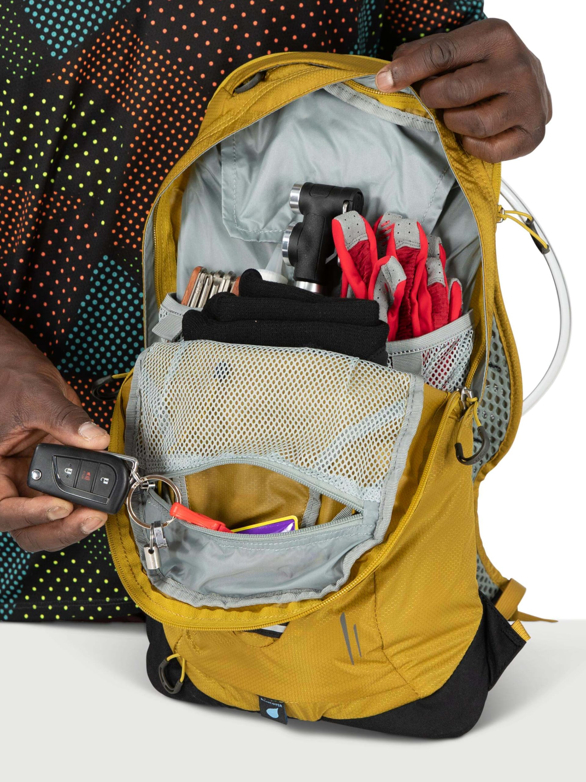 Base-pocket stores rain cover and small essentials neatly.