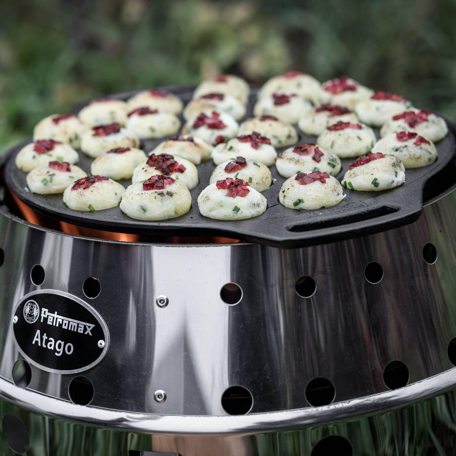 Petromax pan with flat bottom stays stable on trays for oven use