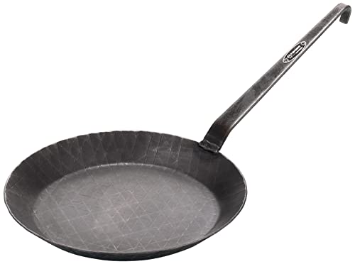 Petromax SP28 12546 Chemy Crampen Pry Pan in use on a cooking session