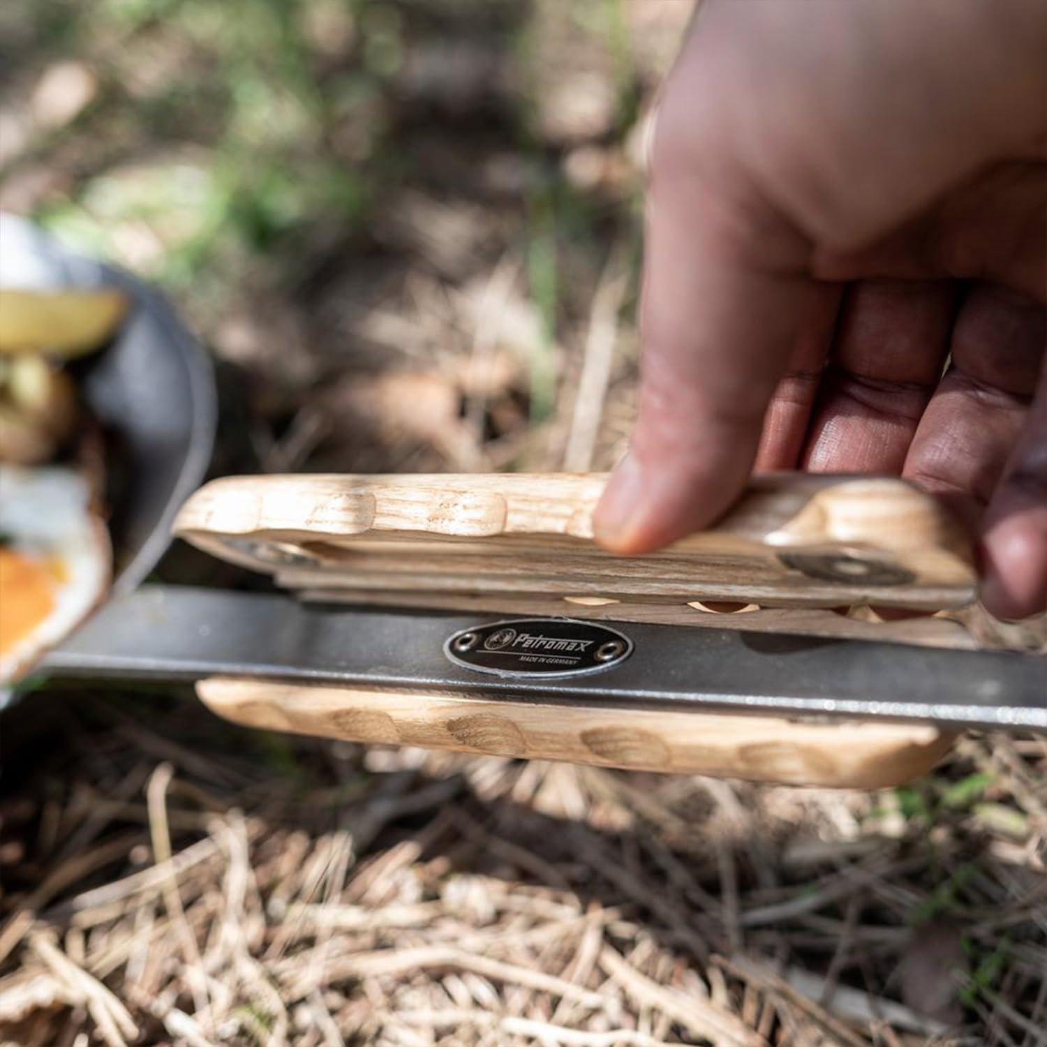 Stainless steel screws secure the Petromax handle to the pan