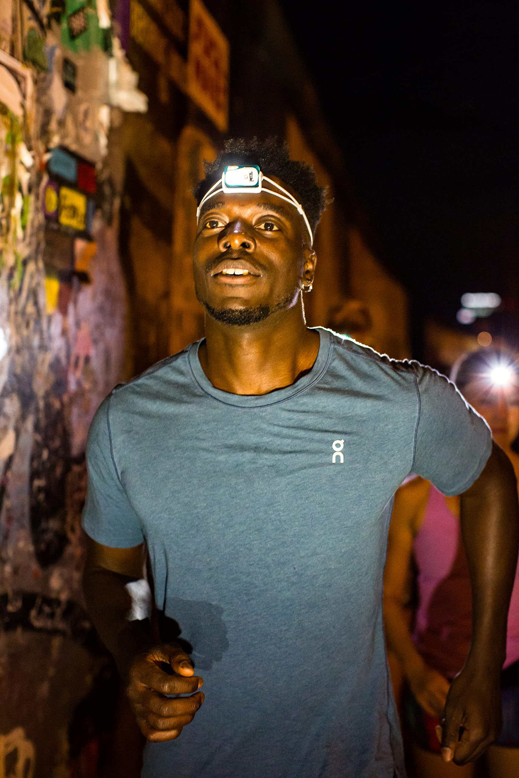 Petzl Bindi proximity mode image illustrating close-range illumination for tasks.