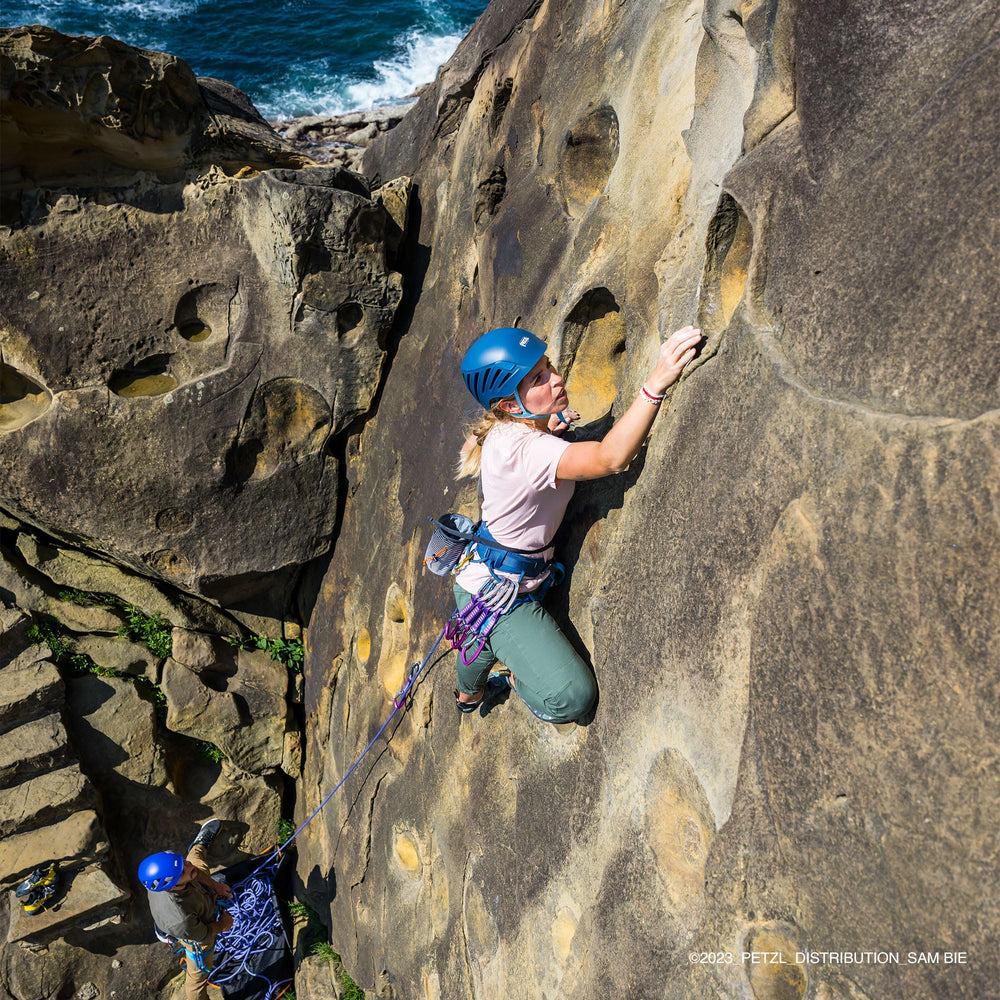 Petzl DJINN AXESS Keylock system prevents snagging during clipping.