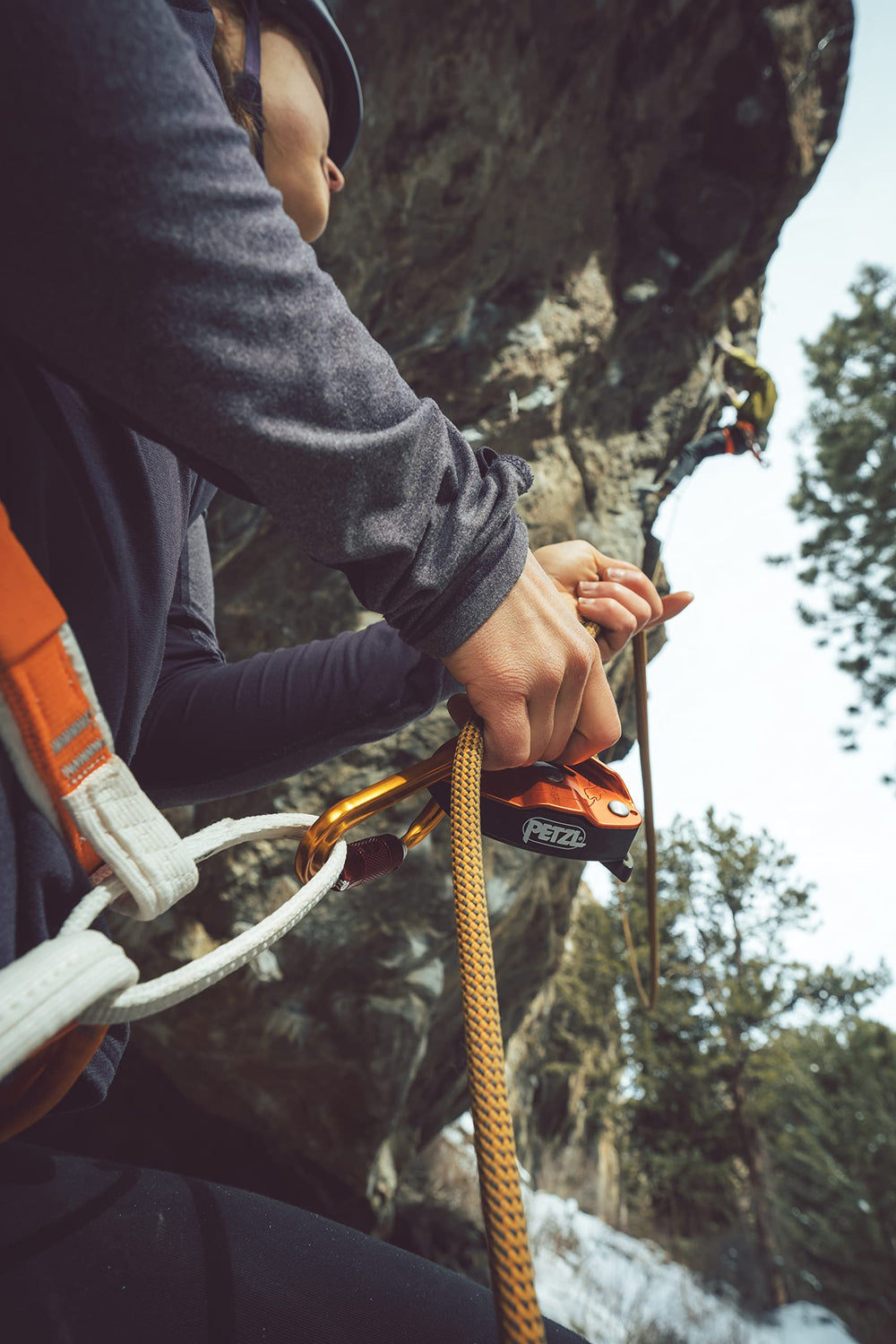 Petzl Grigri weight-175g underscores a compact, travel-friendly belay device.