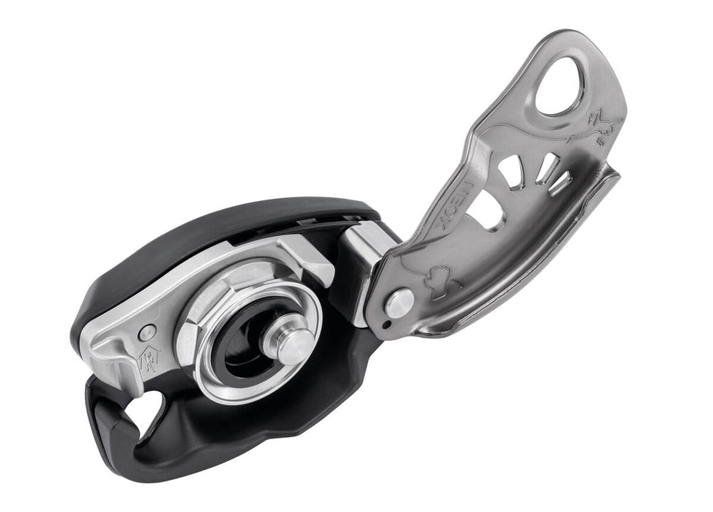 PETZL NEOX setup during rope feed shows fluid rope management
