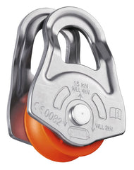 PETZL Oscillante pulley with swing-side plates for quick rope setup in rescue scenarios.
