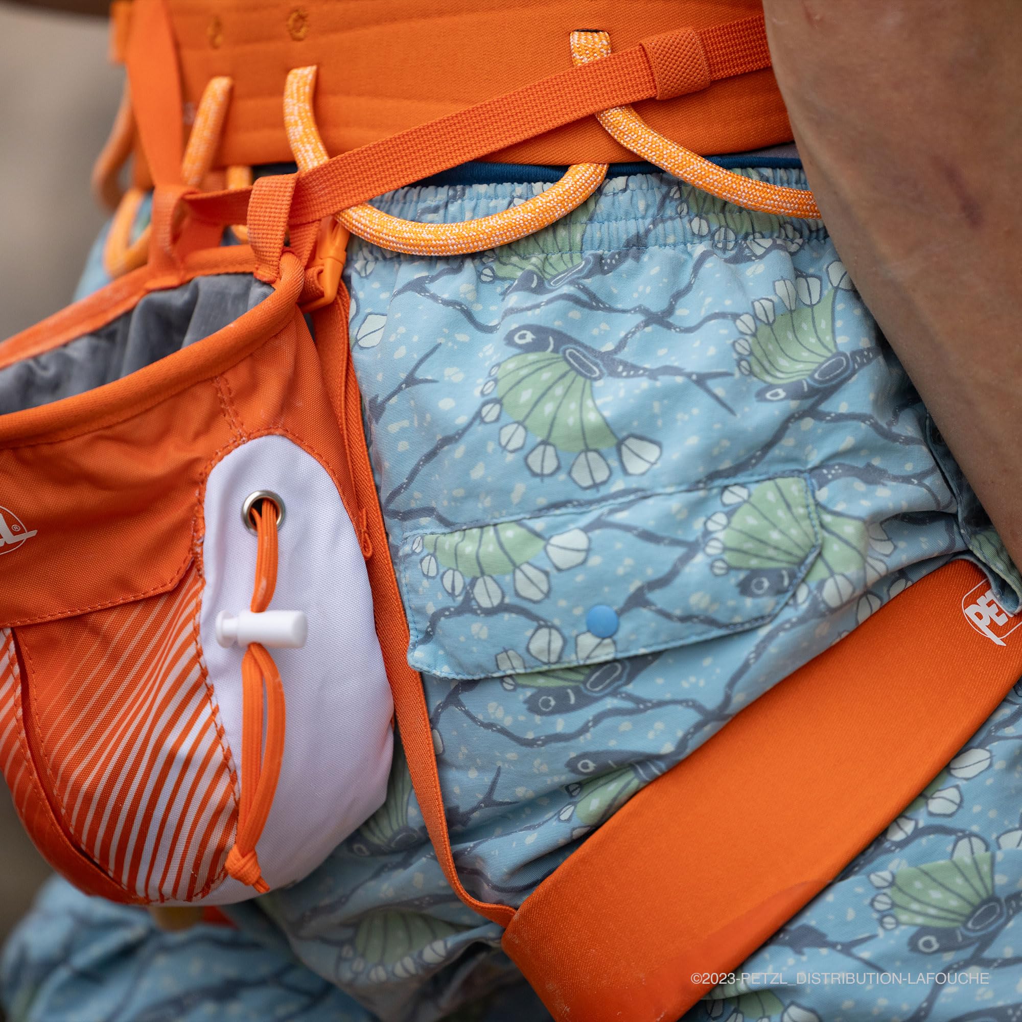 Petzl SAKAPOCHE drawstring closure prevents chalk spills during climbs