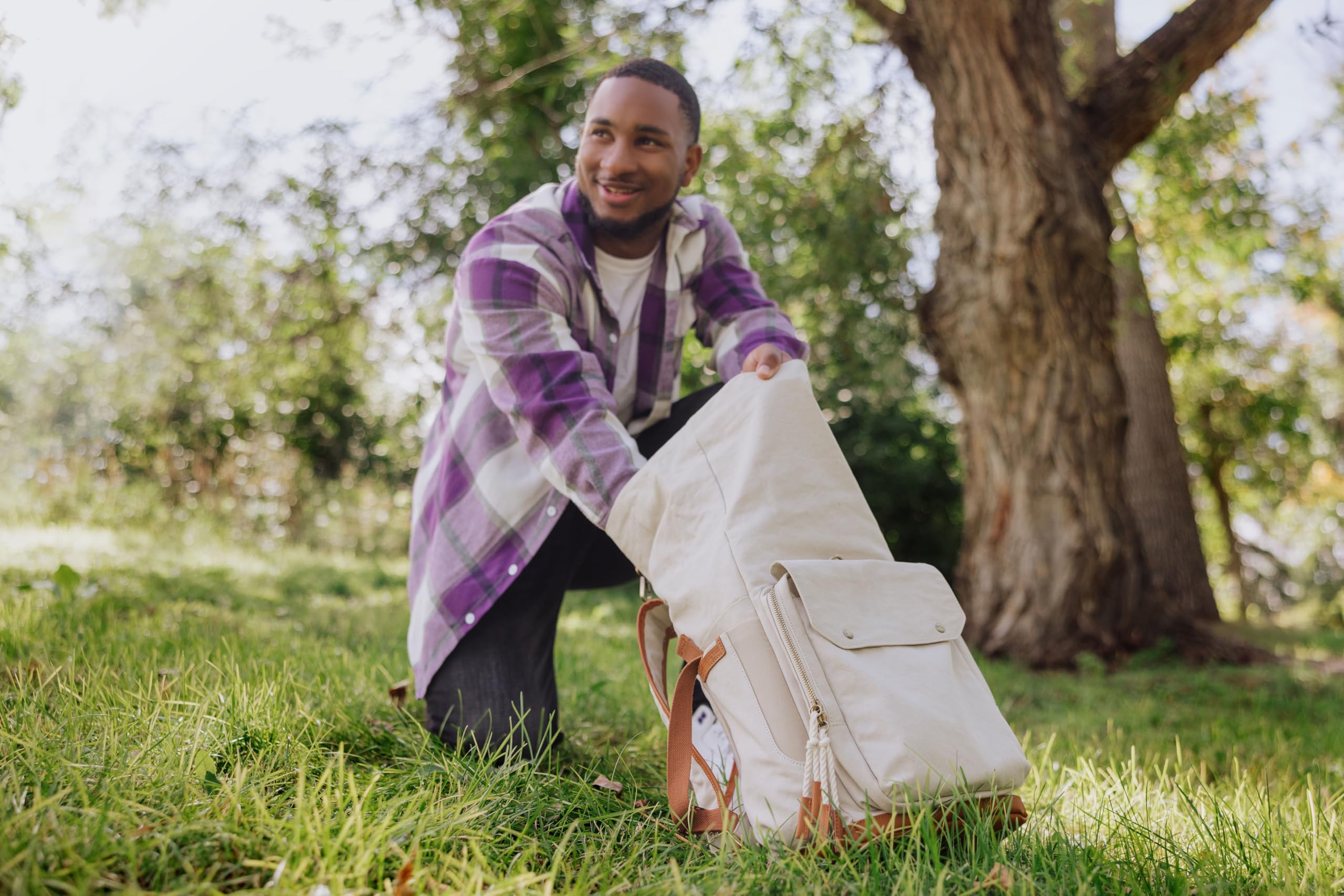 Picnic Time Carmel Roll Top Front Pocket with Key Loop enables quick security