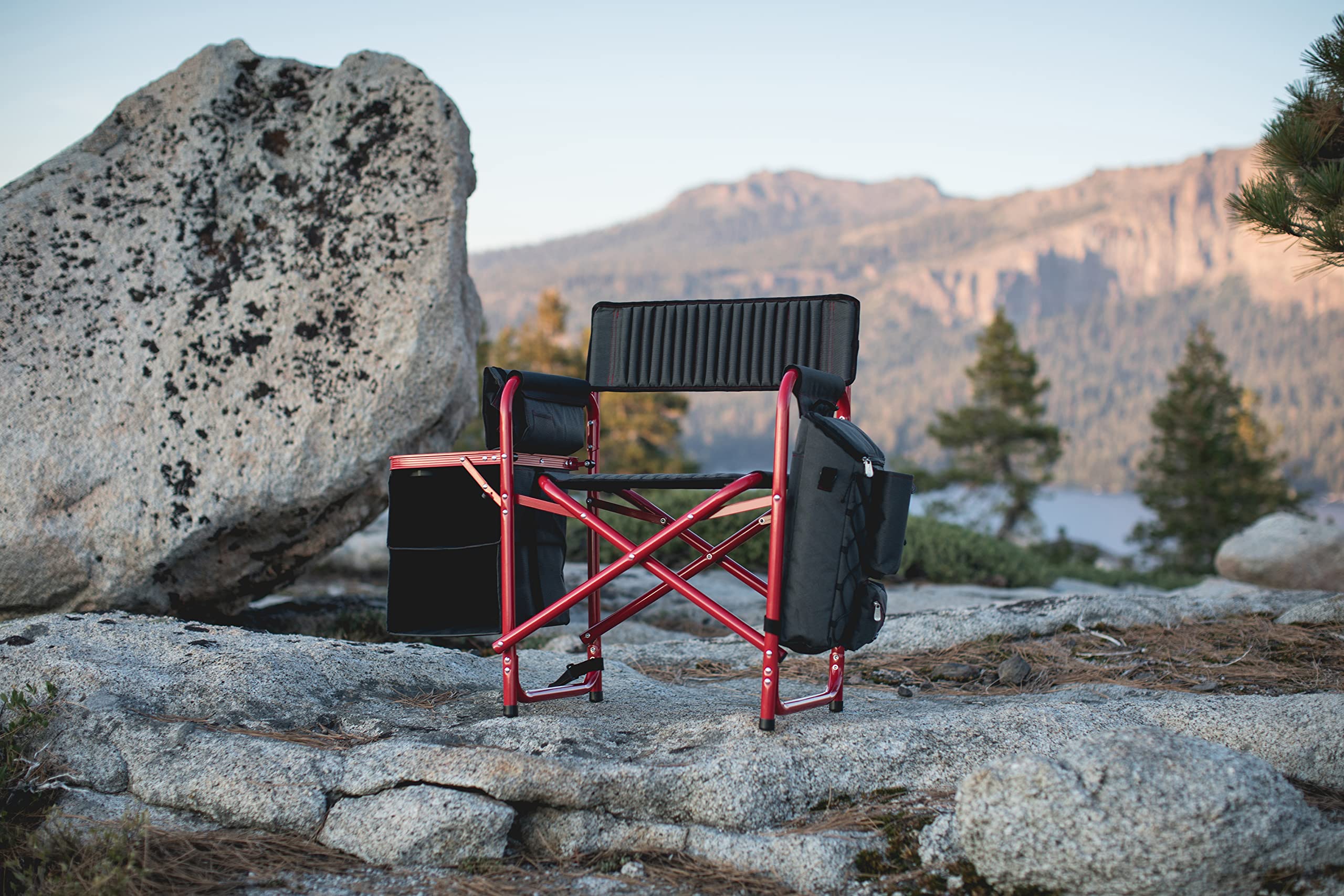 PICNIC TIME Fusion chair with detachable cooler bag preserves beverages on the go.