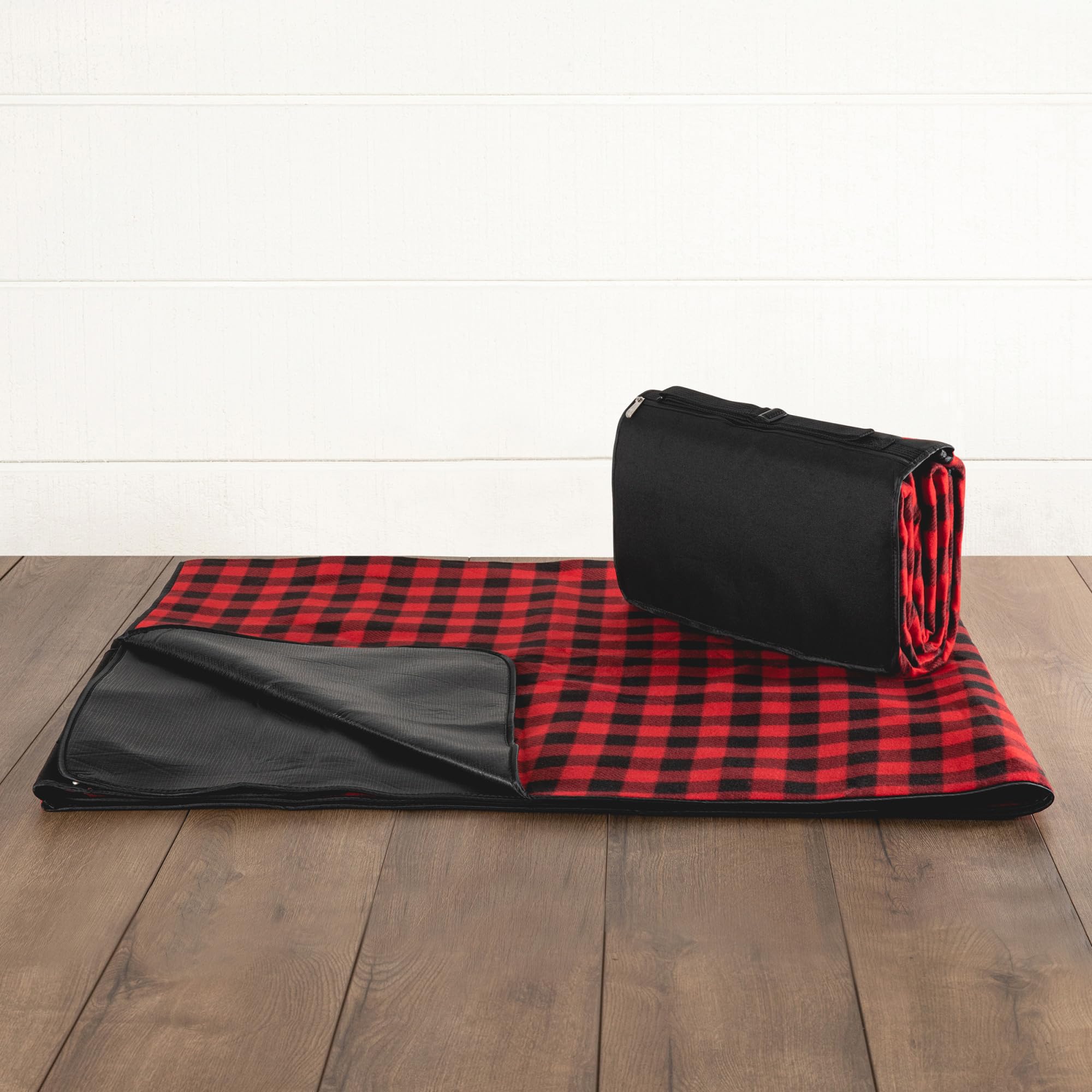 Picnic Time ONIVA Blanket Tote XL shoulder strap enables hands-free carrying.