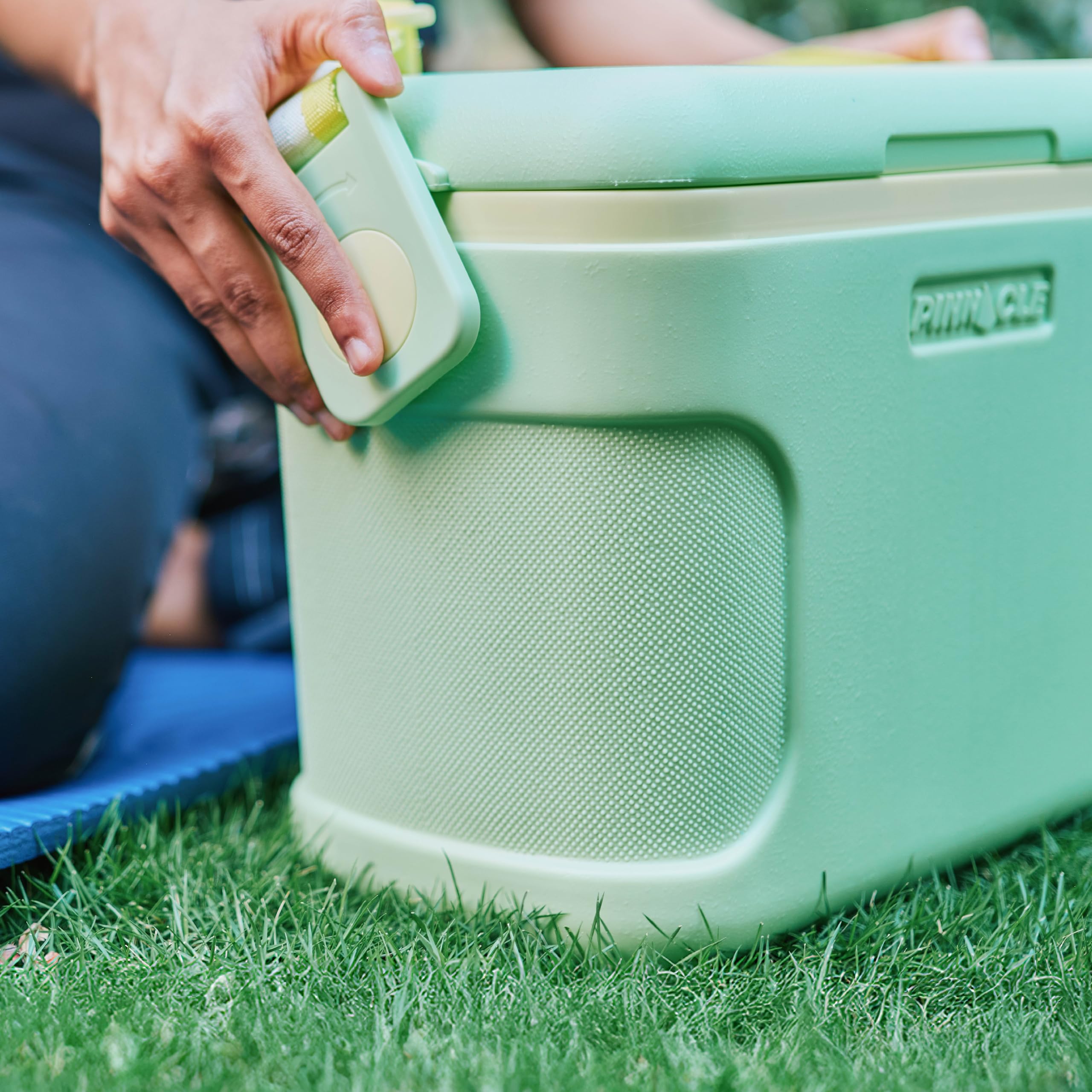 Pinnacle compact design fits lunches and snacks in a portable frame.