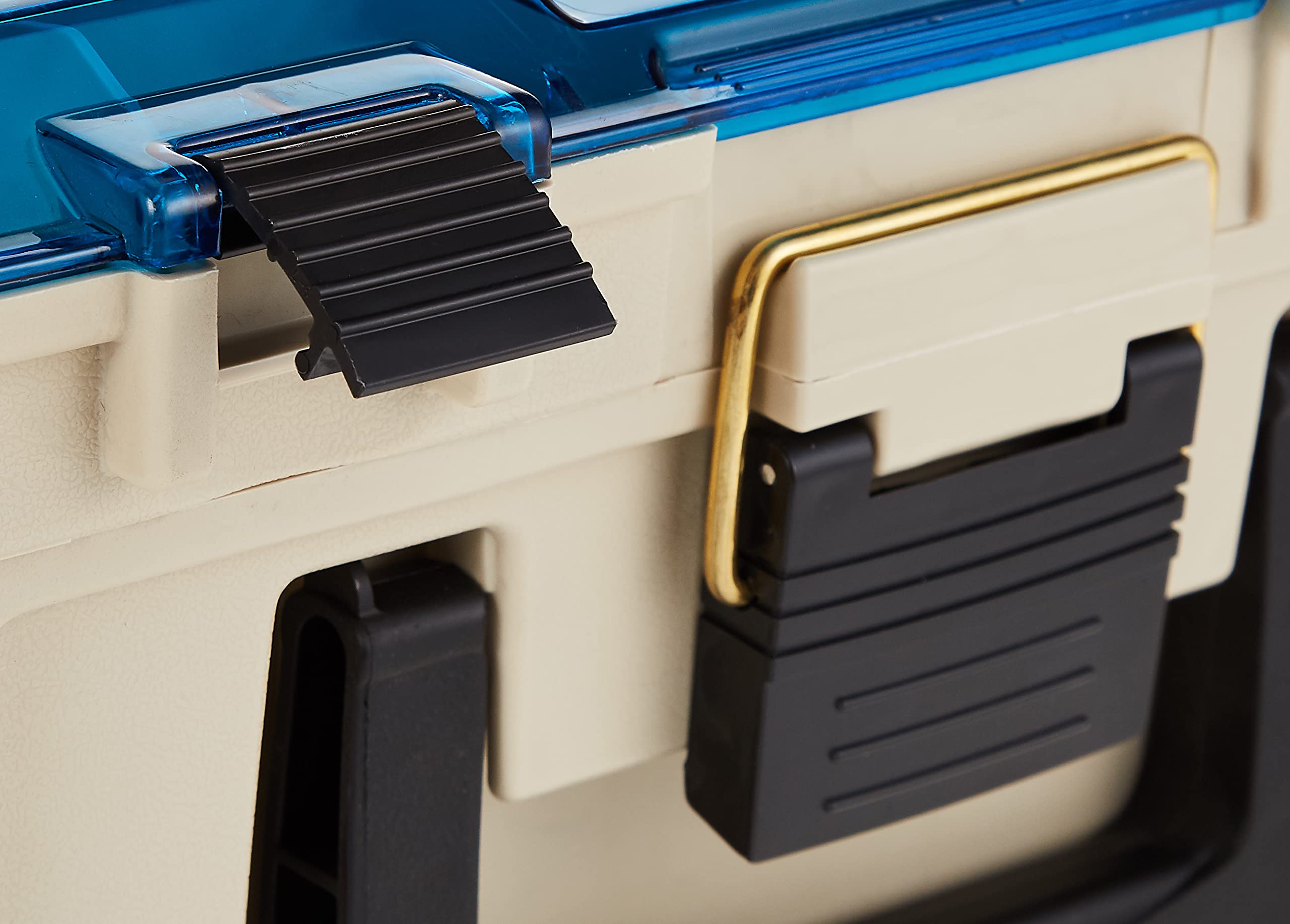 Plano 1349-00 Duraview lid provides clear gear visibility
