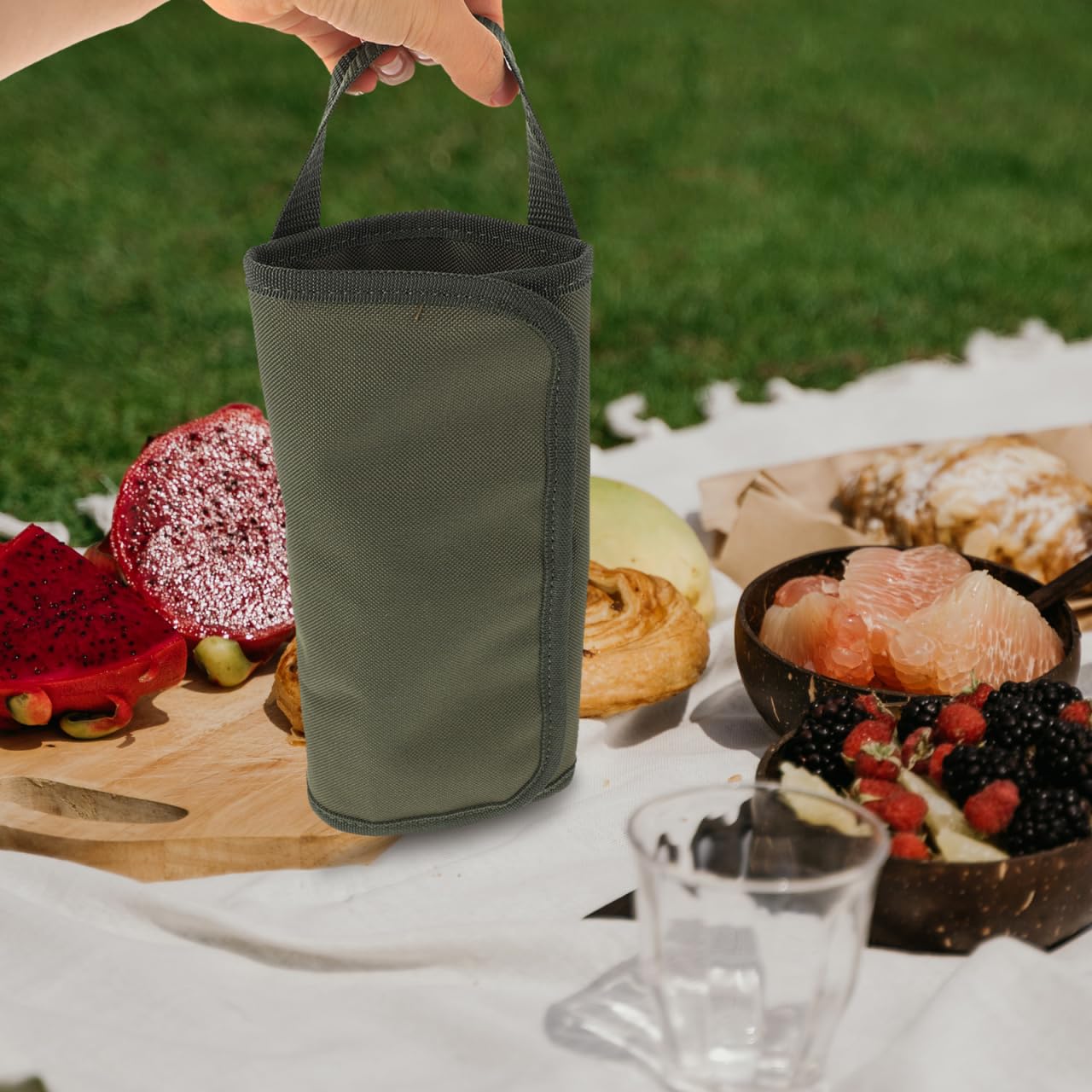 PRETYZOOM bag used on cliffs beaches or parks keeps gear accessible.