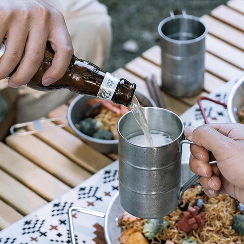 PRETYZOOM Easy-grip design photo showcases secure handling while enjoying beverages outdoors.