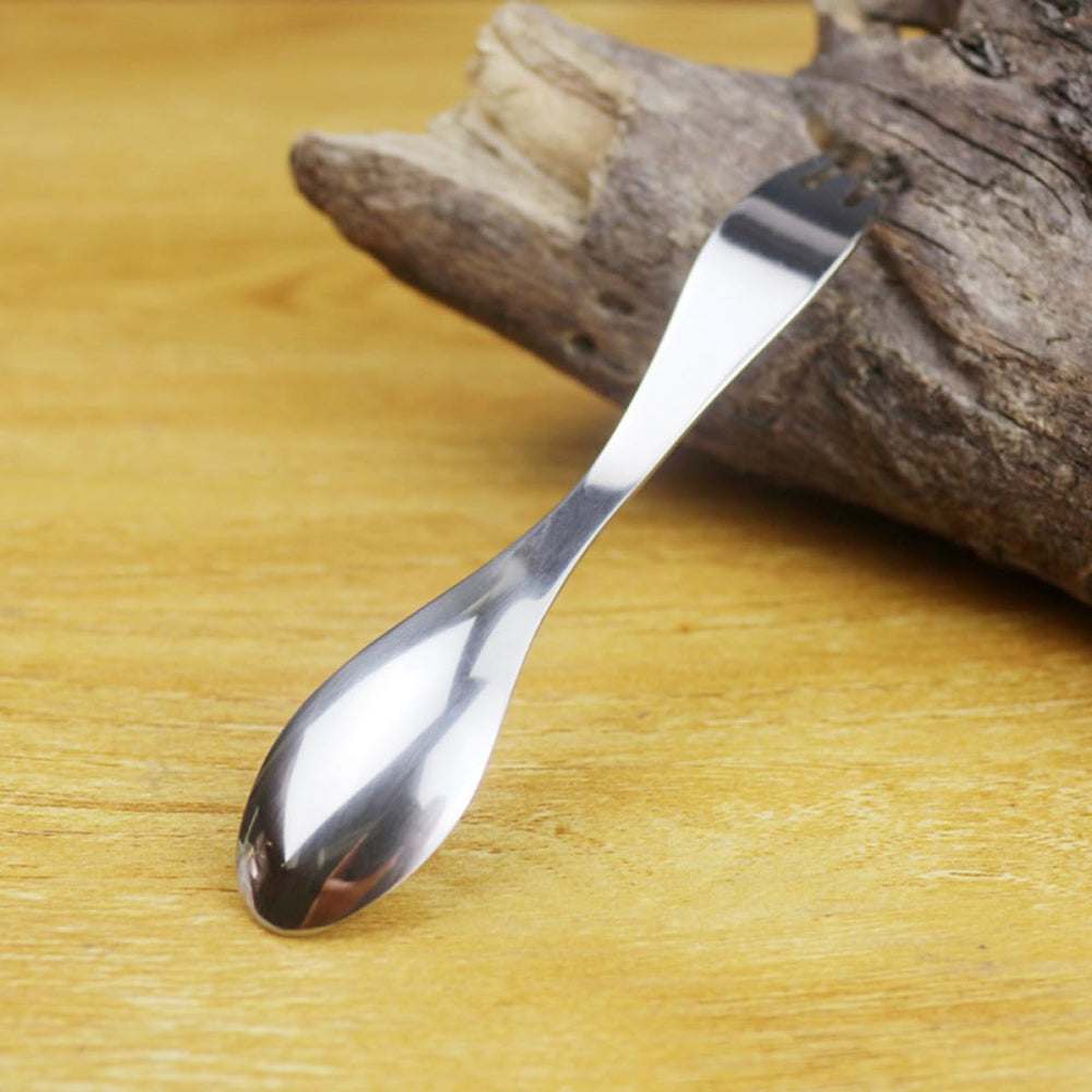 Outdoor picnic scene with PRETYZOOM spork set, perfect for sharing meals.