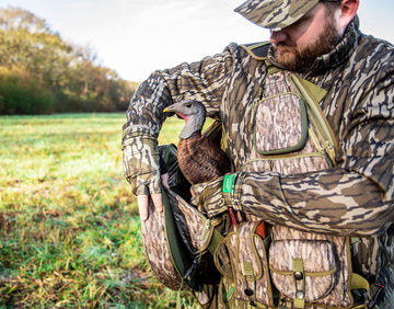 PRIMOS Photoform Leading Hen weighs 7oz for easy carry in the field.