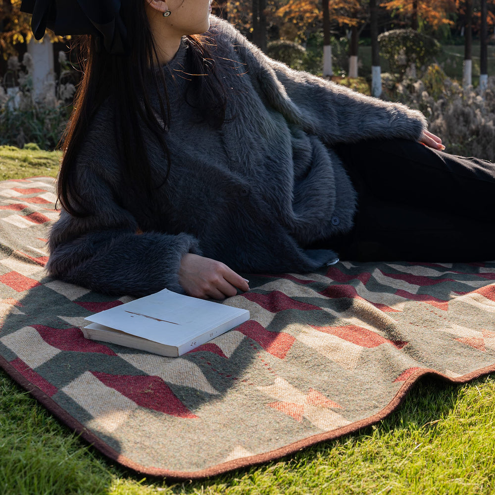 PuTian Merino Wool Blanket edge-stitch showcases durable, fray-free edges.