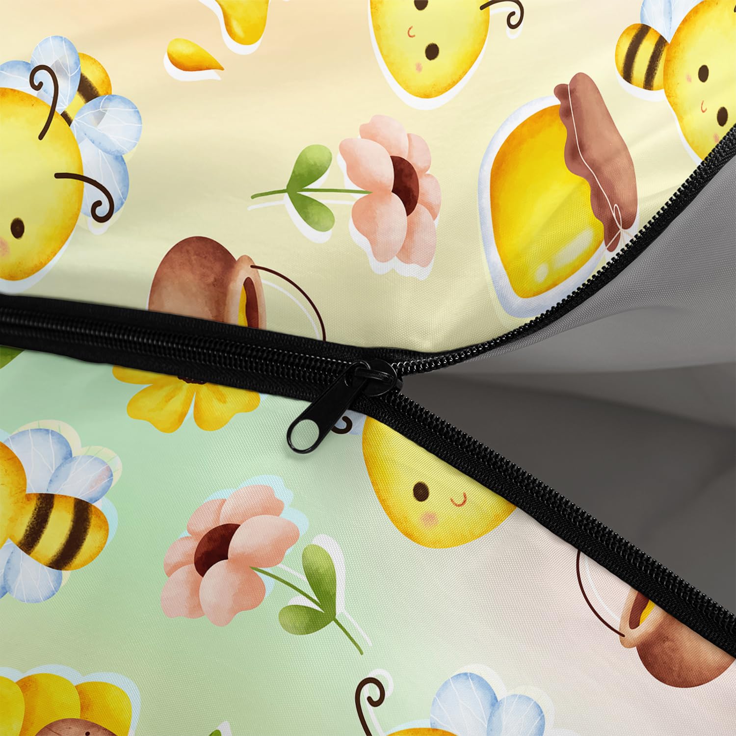 QOOMO Bee Honey sleeping bag lightweight build supports easy backpacking trips.