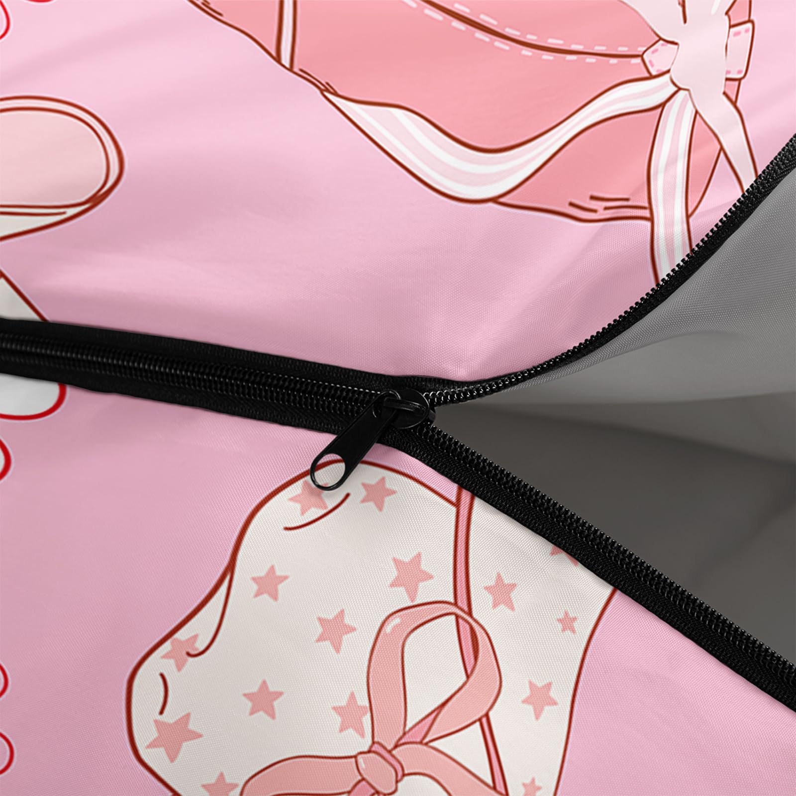 QOOMO Cowgirl-printed sleeping bag waterproof outer keeps moisture out.