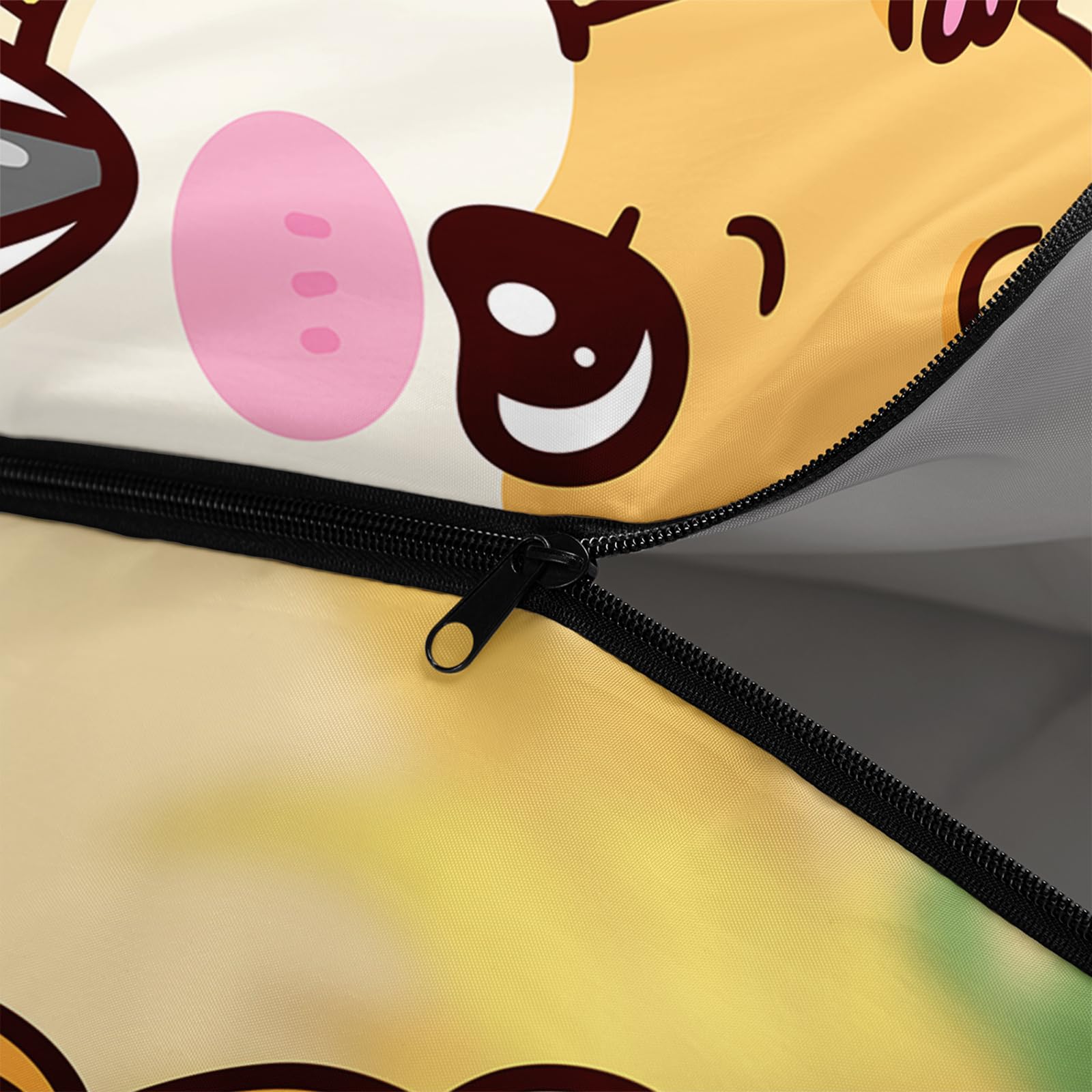 QOOMO waterproof fabric protects against dampness during outdoor camping.