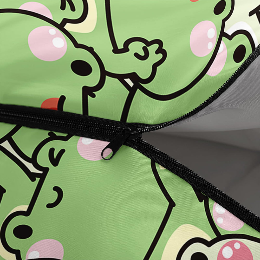 QOOMO frog sleeping bag demonstrates three-season comfort for varied weather.
