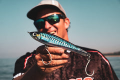 Rapala X-Rap Magnum Stick 17 HD Silver Blue Mackerel, hardware close-up shows corrosion-resistant components.