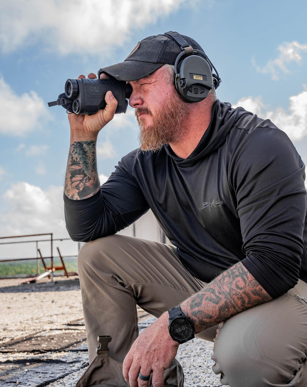 Compact form factor and light weight suited for handheld observation.