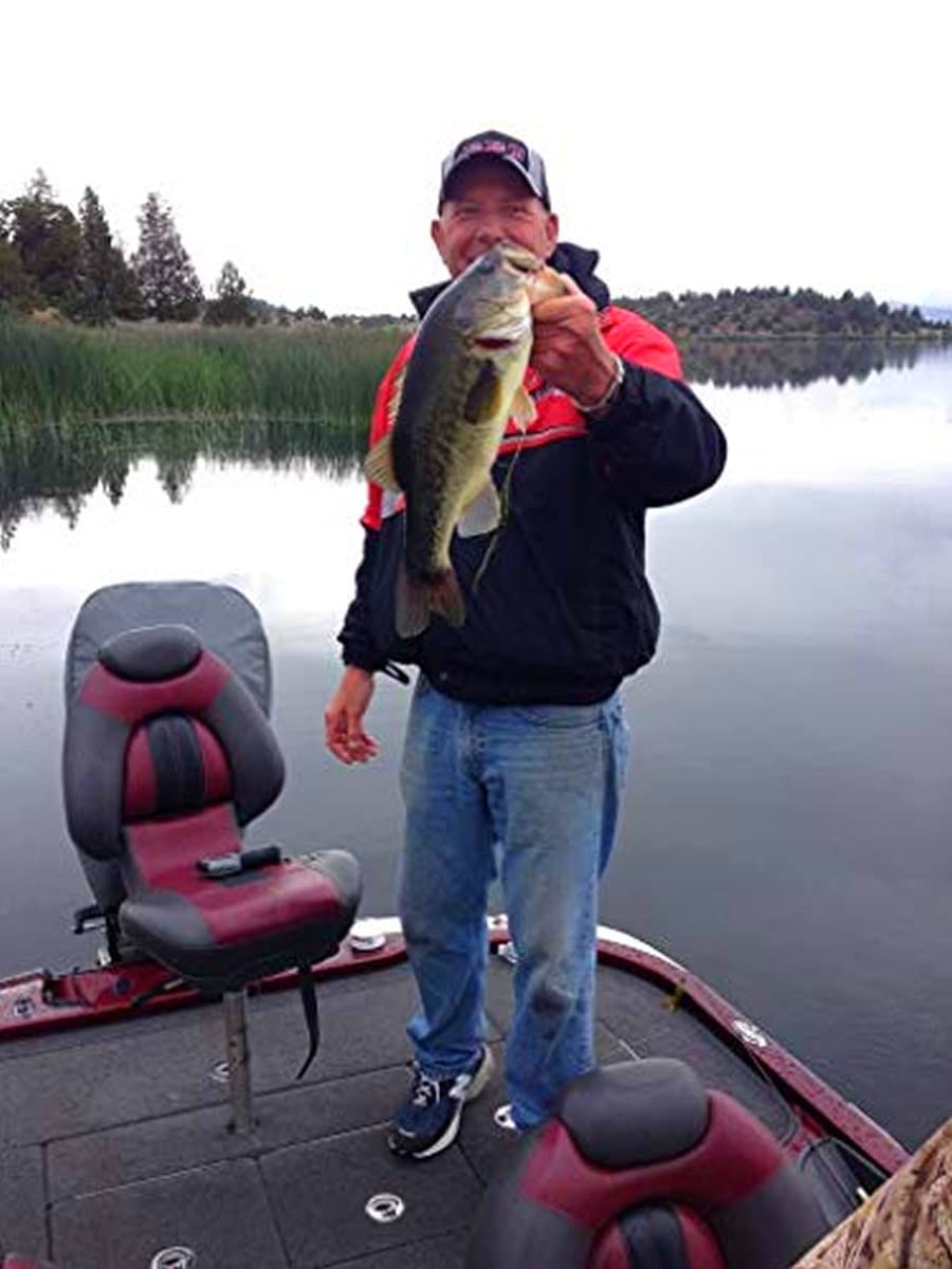REAL FISH Long-neck design keeps worm alignment during rigging.