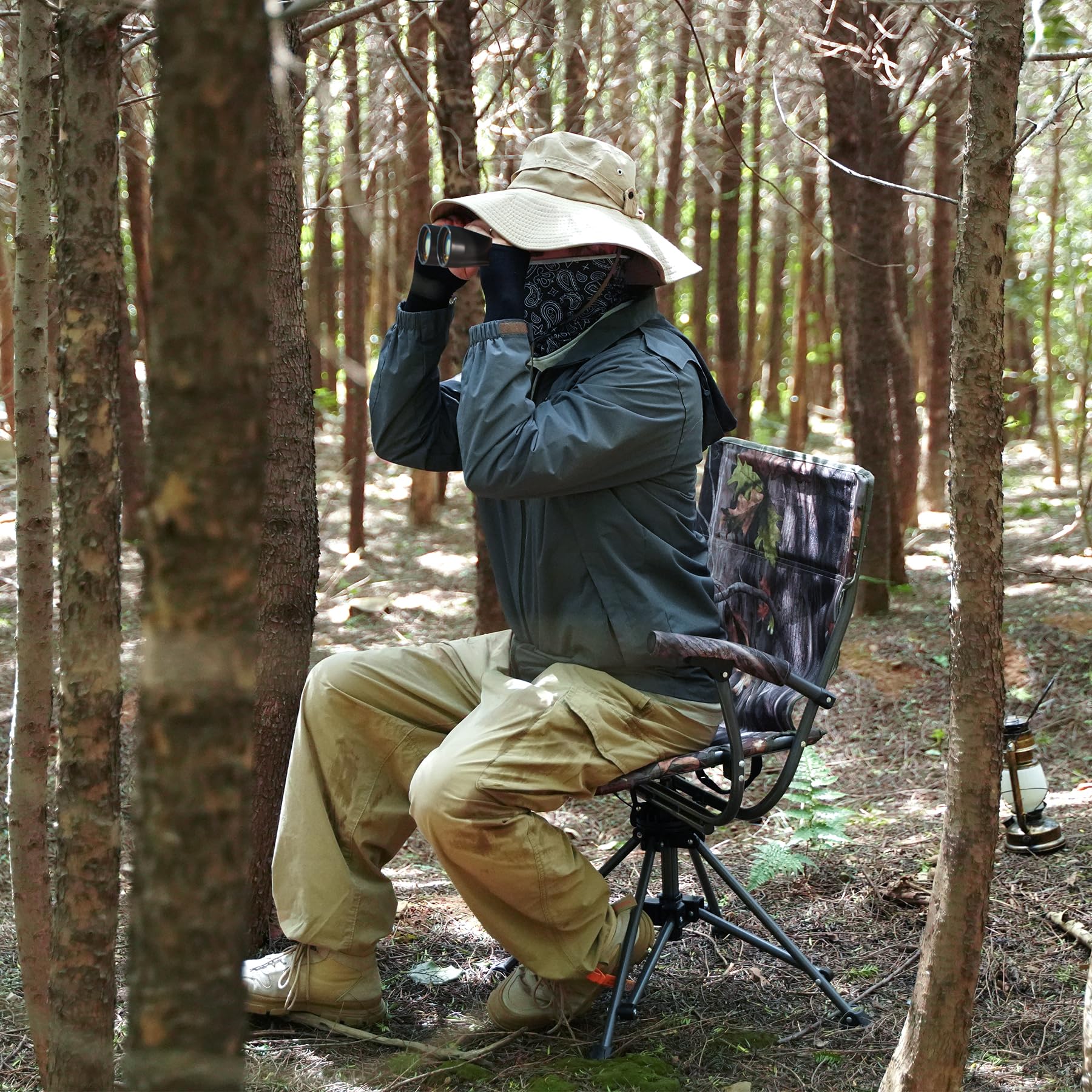 REDCAMP heated chair demonstrates 360-degree rotation for flexible target observation.