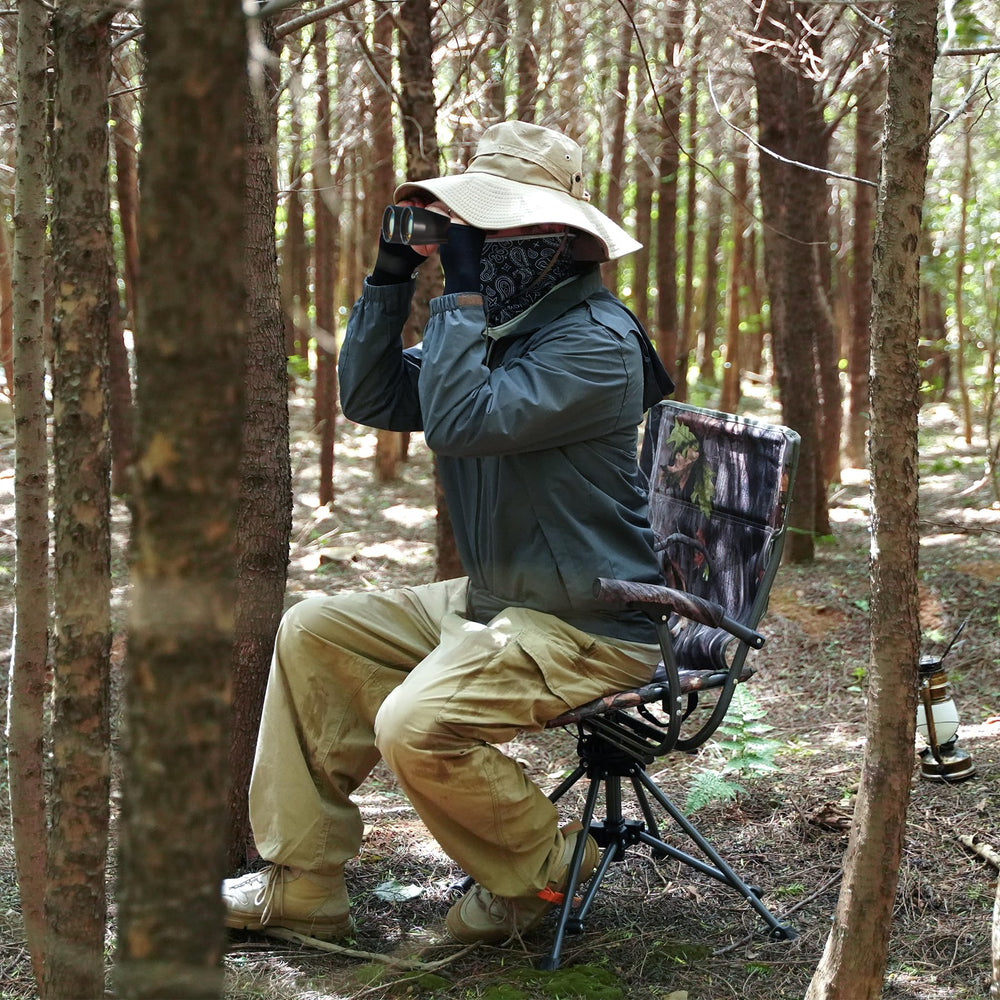 REDCAMP heated chair demonstrates 360-degree rotation for flexible target observation.