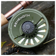 Redington Behemoth ergonomic twin-handle improves grip during retrieves.
