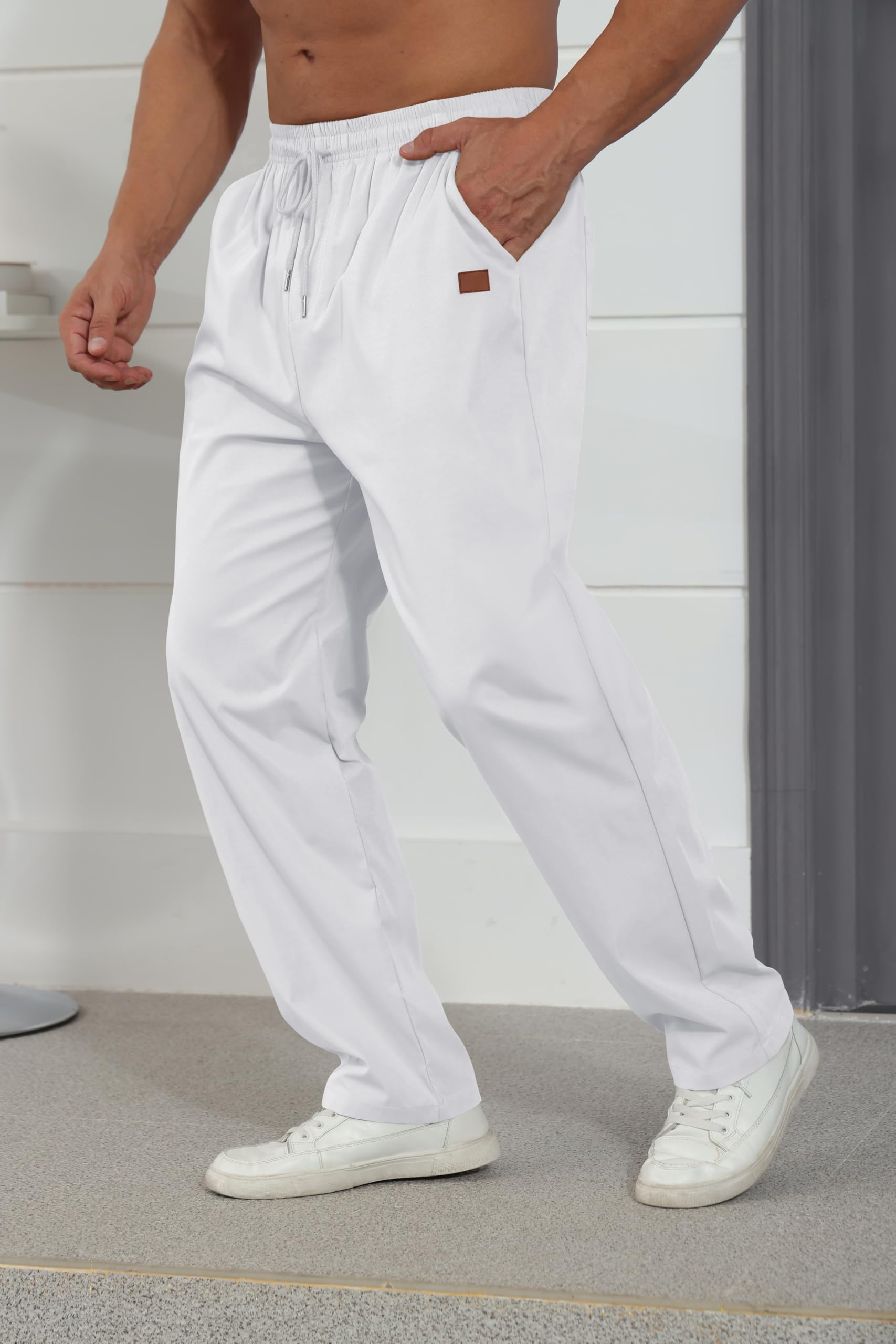 Rela Bota cargo pants show four pockets for secure everyday storage.