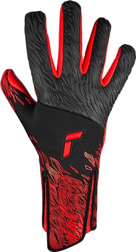 Reusch Venomous Gold X Hybrid Negative Cut hugs the fingers for better contact