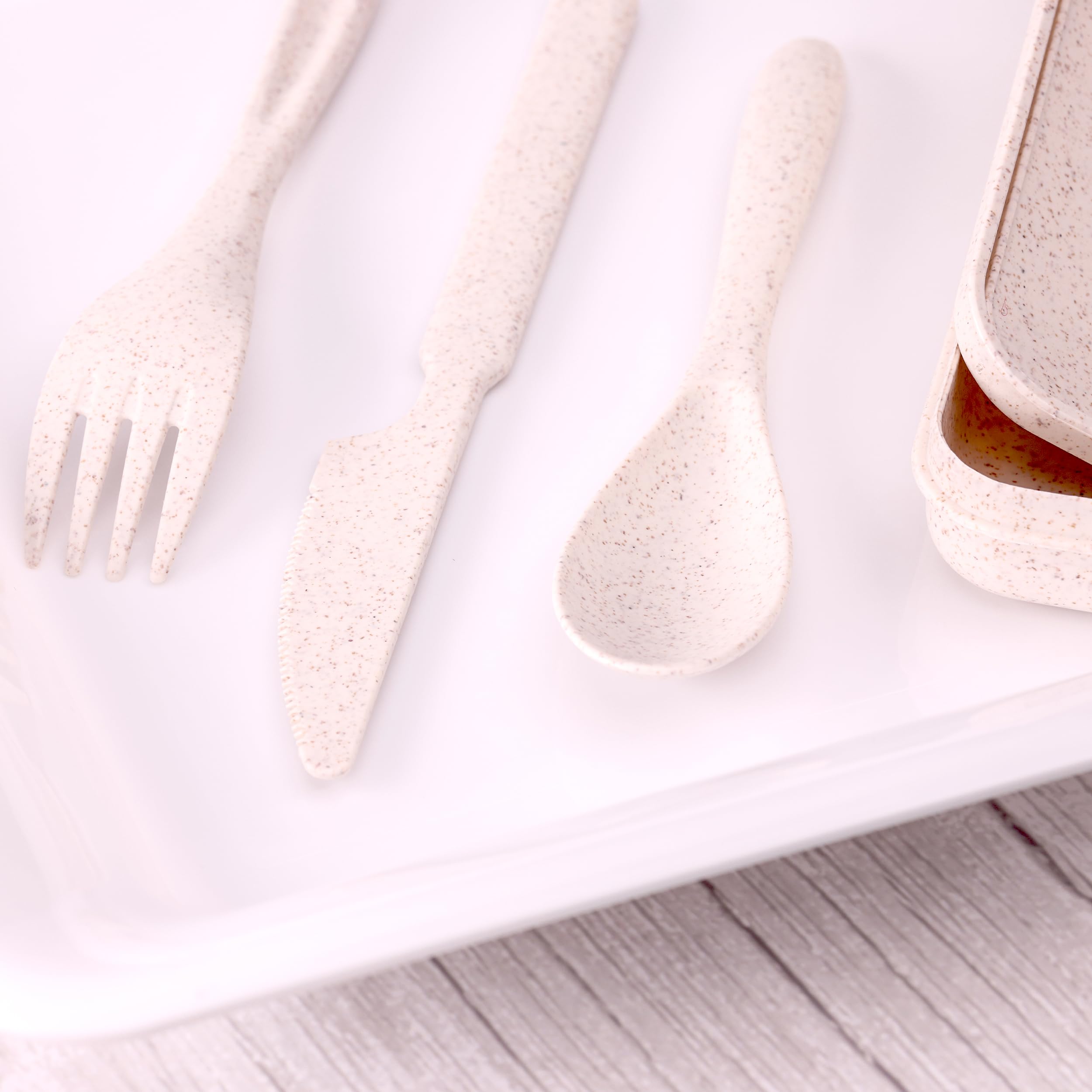 Rightitem reusable cutlery set during family park picnic highlights ease of cleanup