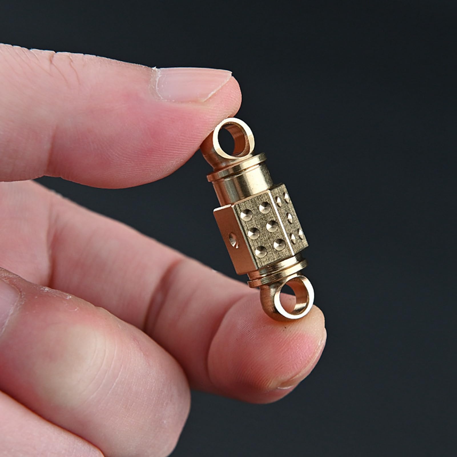 RiToEasysports secure-item-retention-keychain keeps valuables protected.