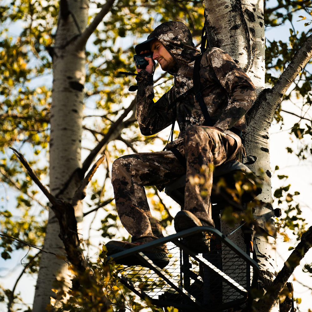 Hang-on treestand mounted on tree for Rivers Edge RE555