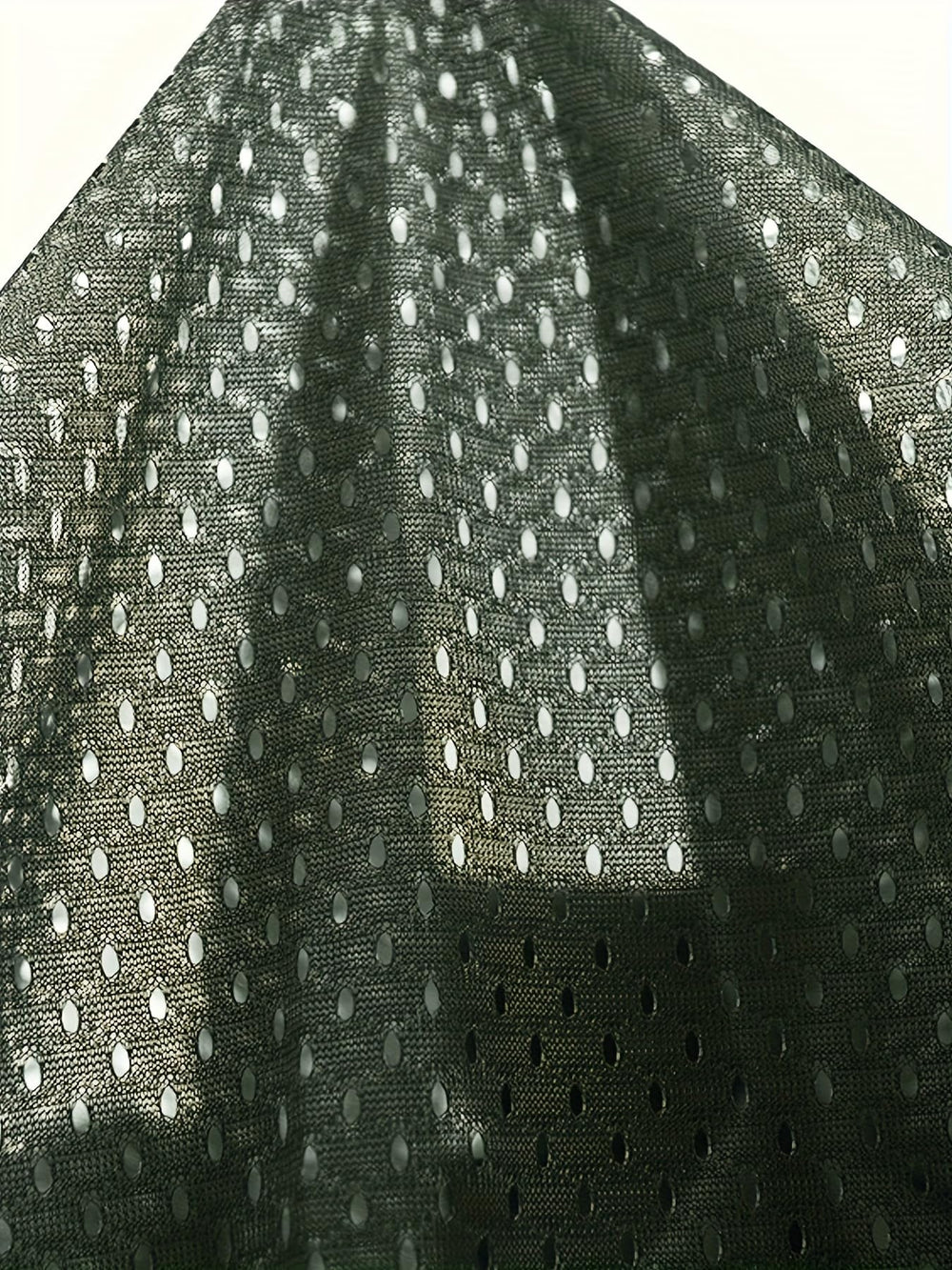 ROAMUNCH mesh-lined interior enhances comfort during extended wear.