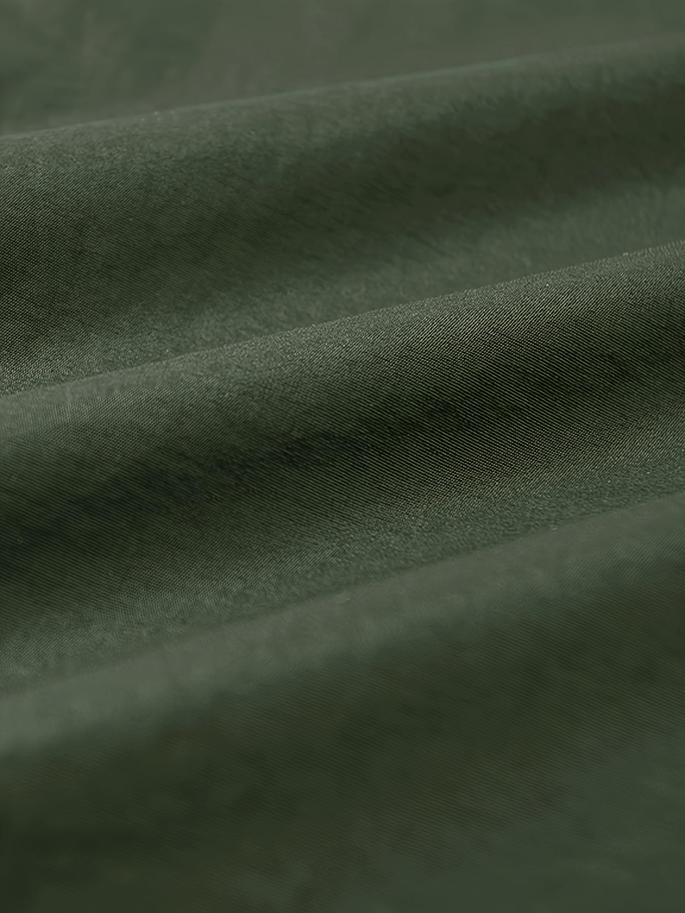 ROAMUNCH sleeveless design supports unrestricted arm movement during outdoor tasks.