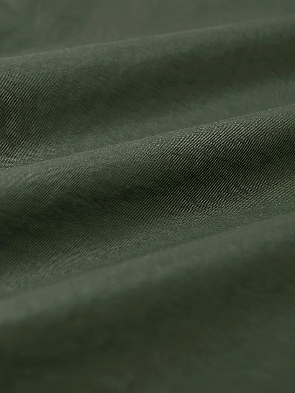 ROAMUNCH sleeveless design supports unrestricted arm movement during outdoor tasks.