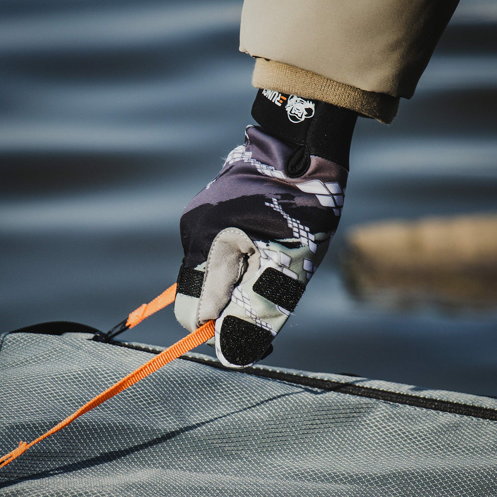 Microfiber palm detail on RUNCL Raguel gloves for enhanced dexterity