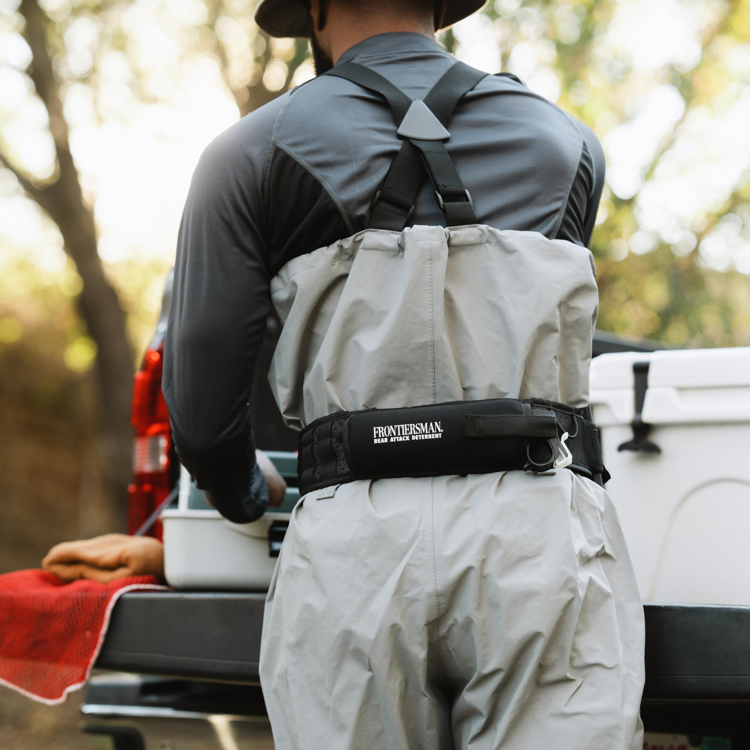 SABRE Frontiersman holster compatibility with 7.9 oz and 9.2 oz canisters in action