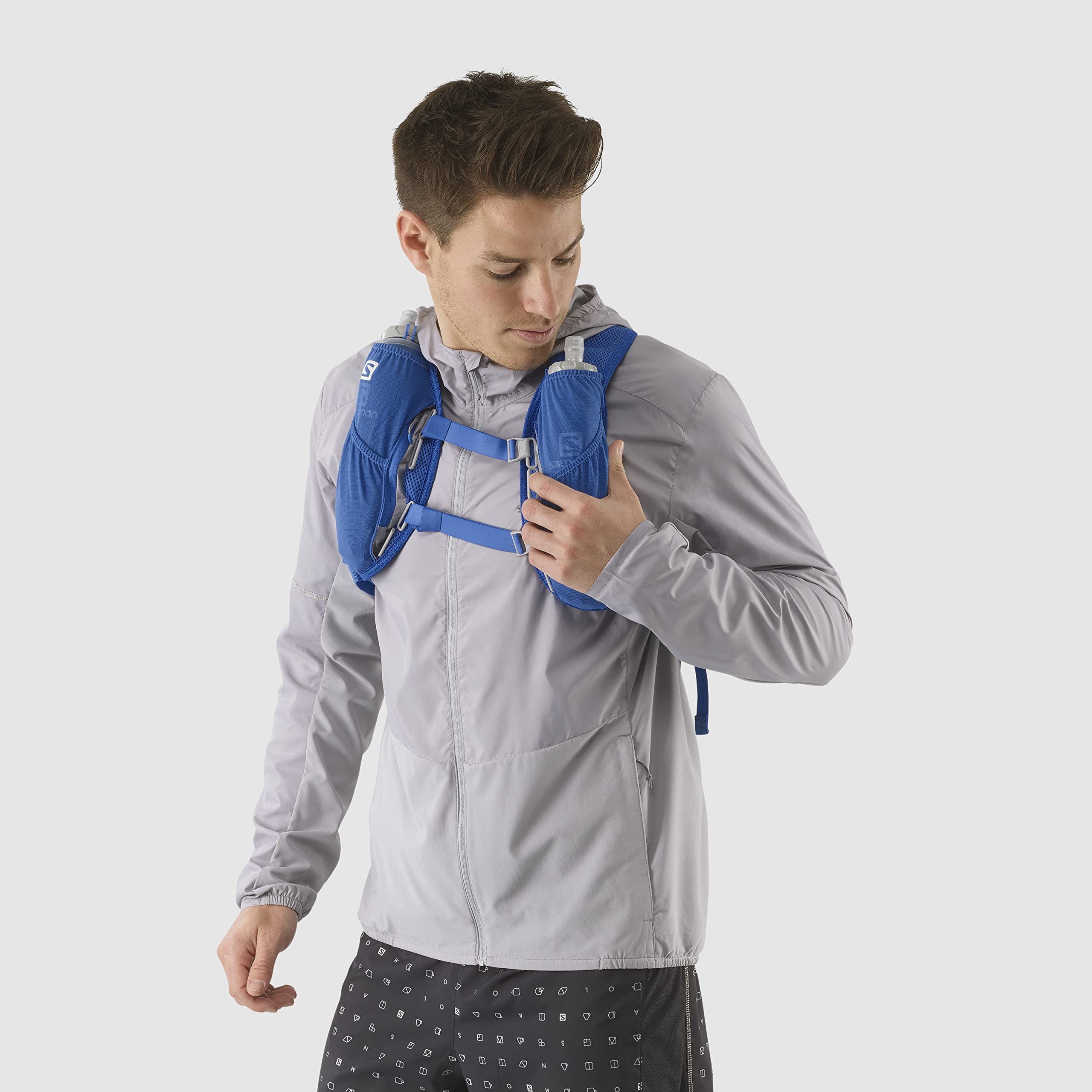 Salomon Agile 2 Set expandable storage pocket holds keys, cards, and light layers.