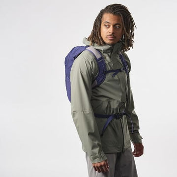 Salomon Trailblazer 10 sternum strap image demonstrates elastic adjustment for steady breathing.