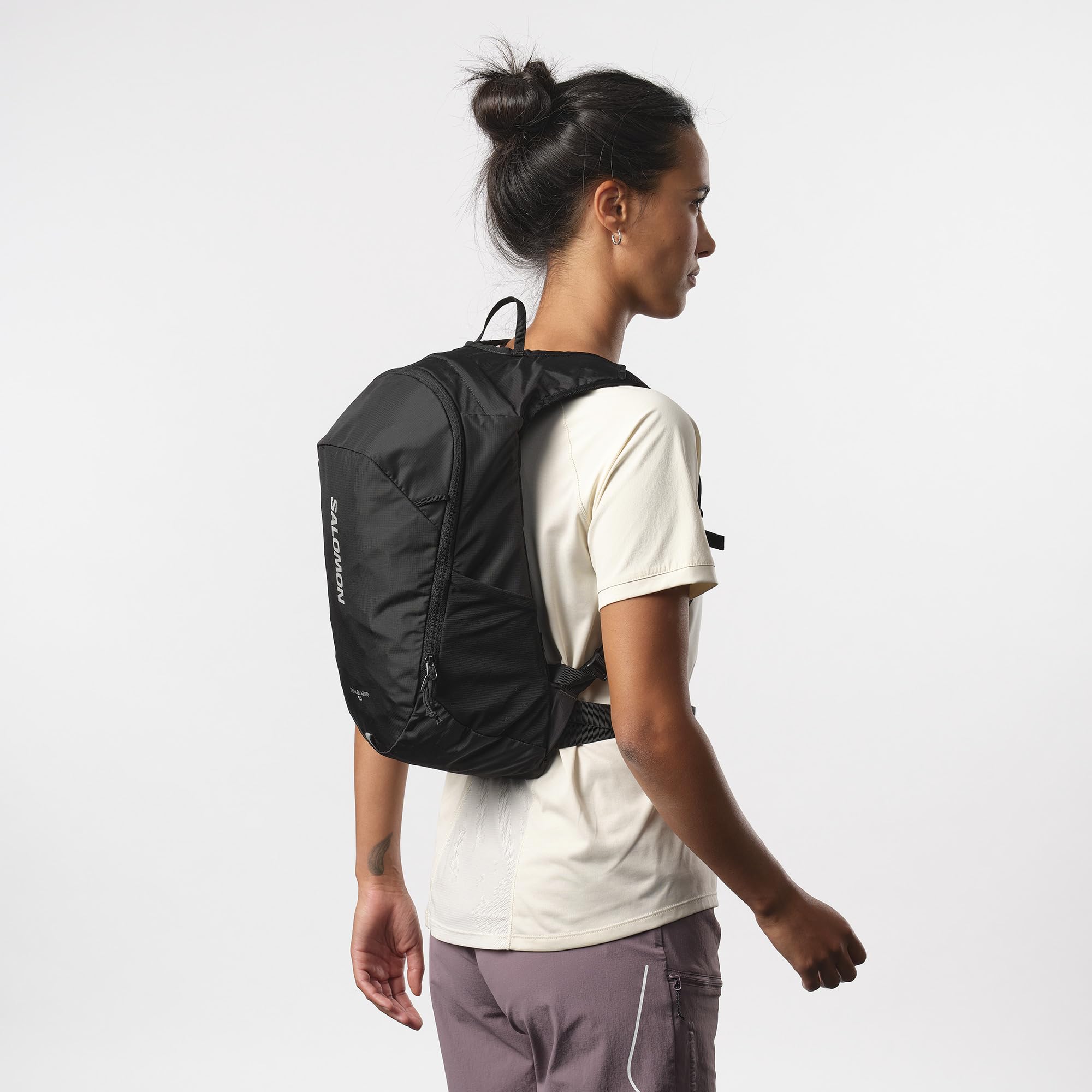 Salomon Trailblazer 10 zipper details ensure durable performance on everyday adventures.
